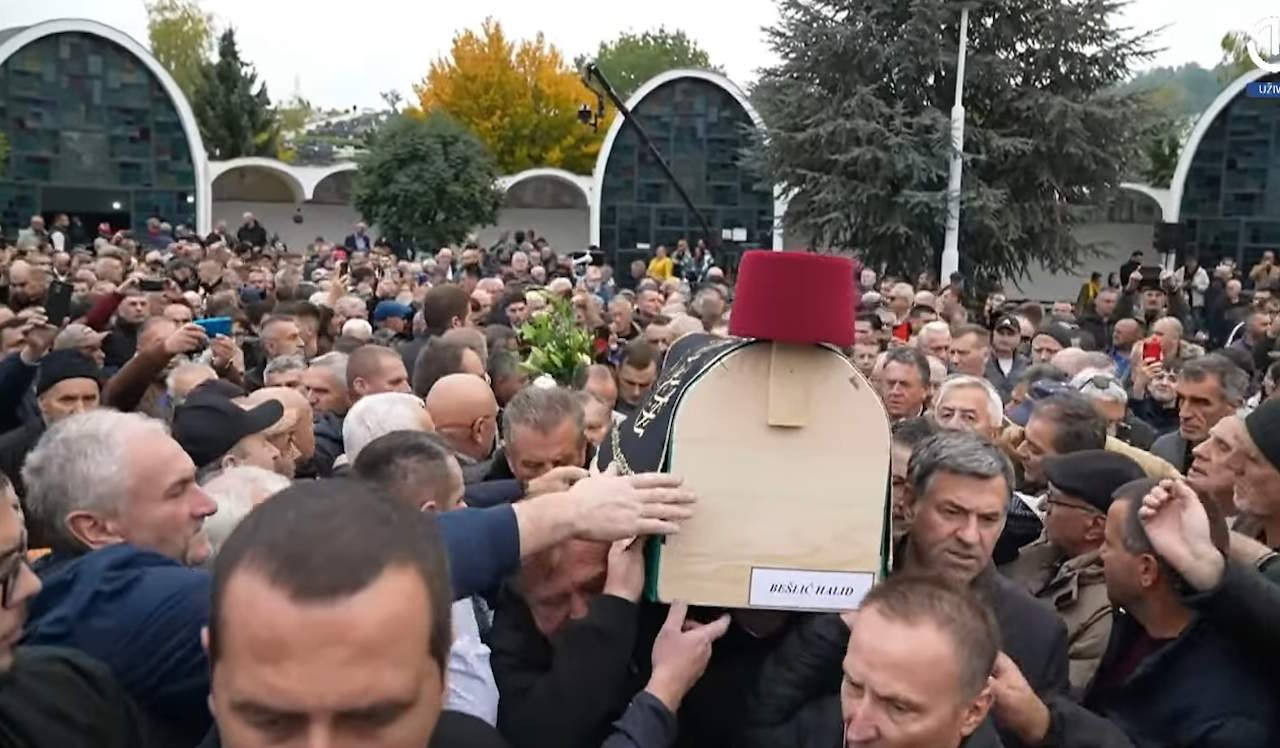 Tisoči se poslovili od Halida Bešlića: Legendarni pevec našel večni mir v Sarajevu