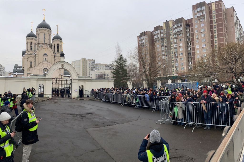 Množica se v Moskvi kljub policiji poslavlja od Navalnega