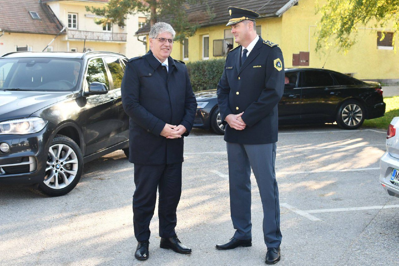 Podeljena plaketa ministrstva ob 40-letnici mariborske konjeniške policije