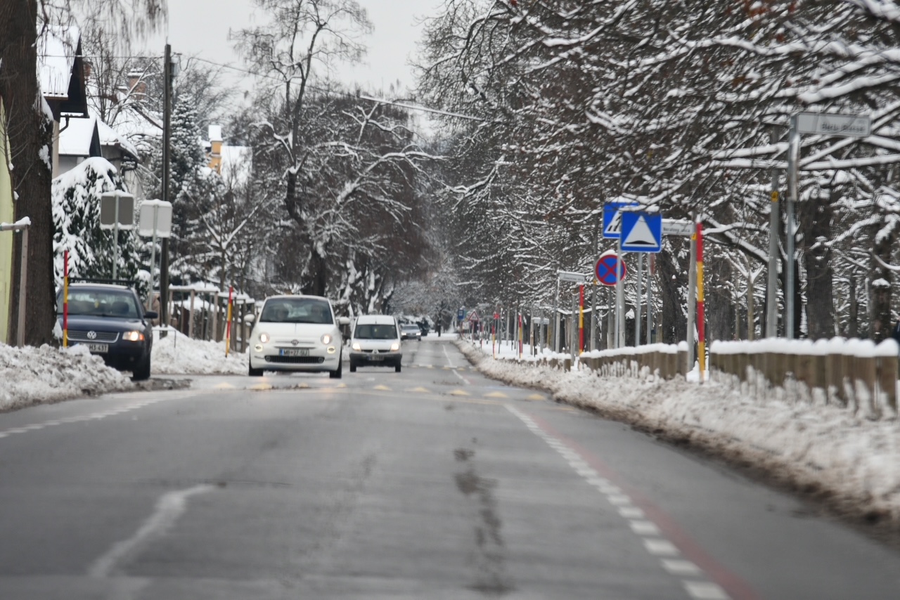 Sneg z dežjem prinaša nevarnost na ceste, grozi nam poledica