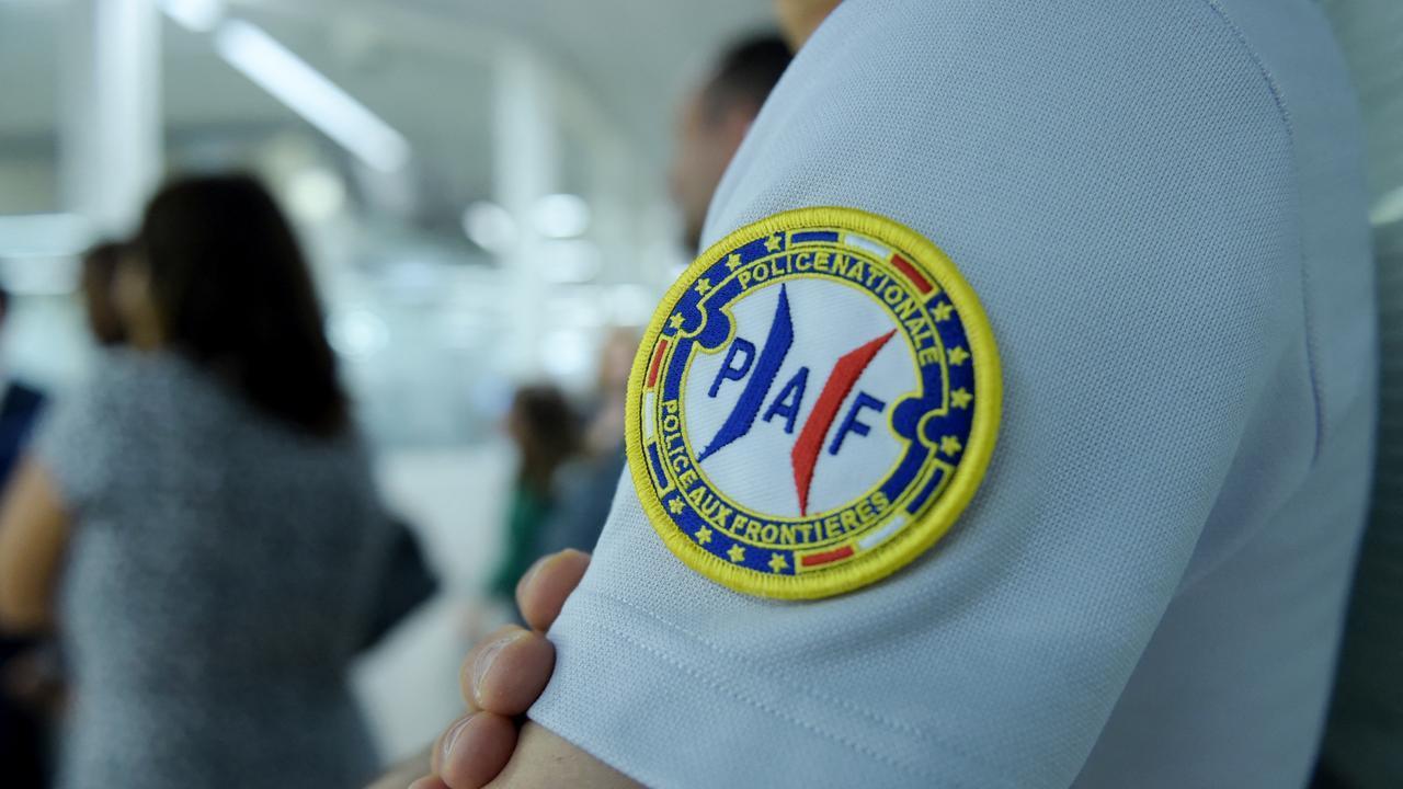 Moški na letališču grozil z nožem in končal pod streli policistov