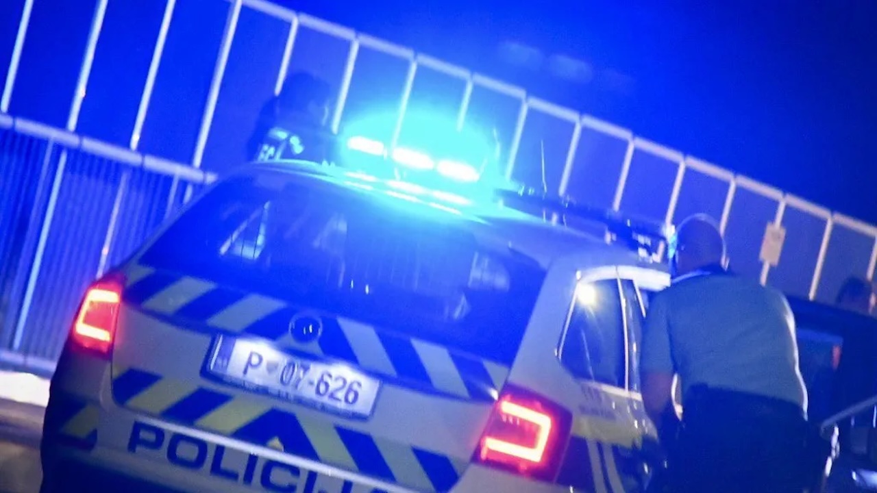 Tragično jutro na Gorenjskem: 26-letnik po padcu z mostu umrl, 20-letnica hudo poškodovana