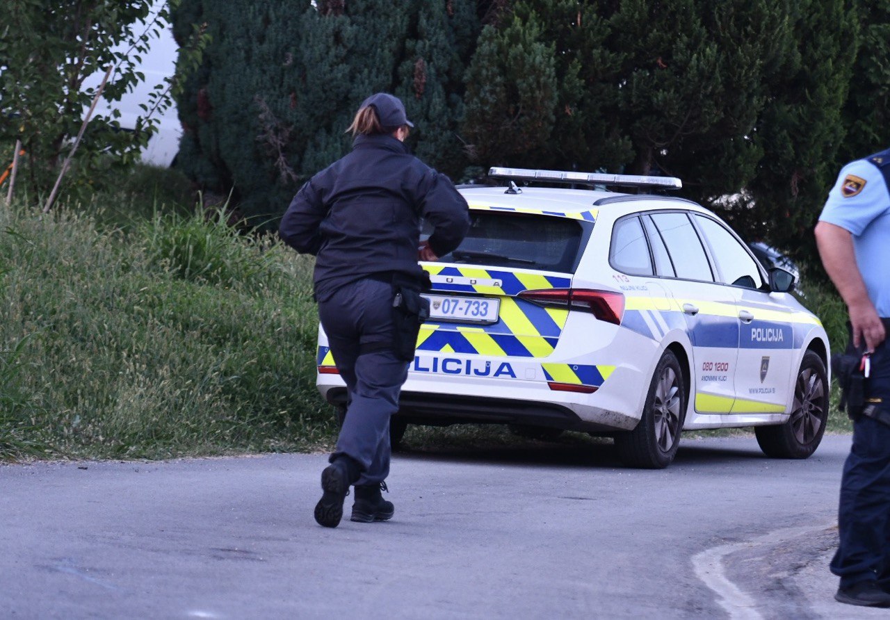 Kaj se dogaja v Sloveniji? Prijeli moškega, ki se je sprehajal s pištolo v roki