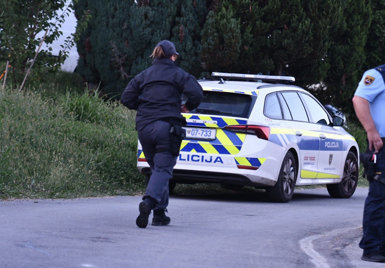 Policisti zmedeni: Z vozilom avtošole trčil v kolesarja in pobegnil?