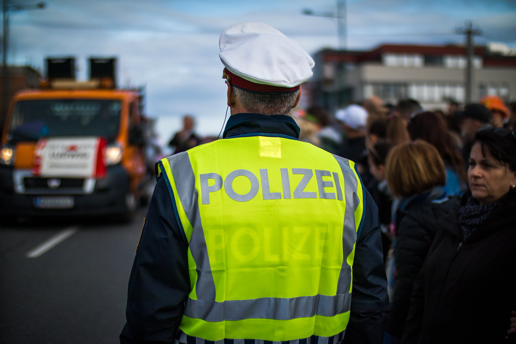 Slovenec najprej ignoriral zaporo avtoceste, nato pa v pretepu poškodoval policista