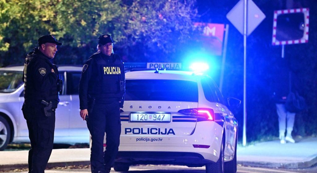 Drama pri sosedih: Na stopnišču našli mrtvo žensko, v stanovanju huje poškodovanega moškega