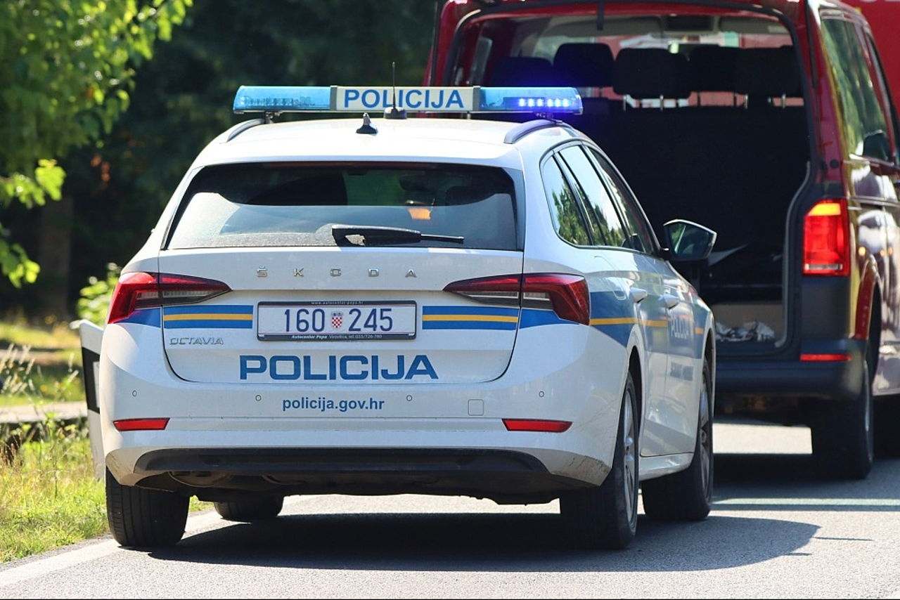 Nasilje v družini: V bližini slovenske meje mladenič hudo poškodoval 59-letnico