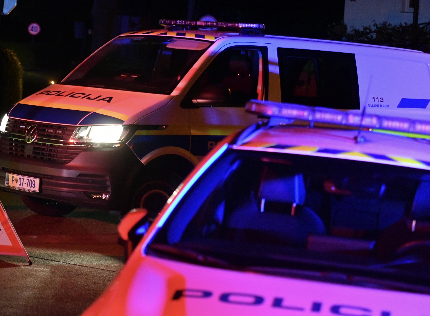53-letnik napadal osebje lokala in policiste, obvladal ga je šele policijski pes
