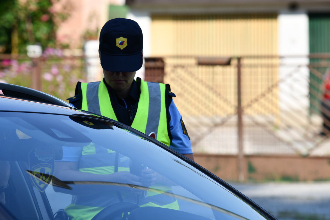 V Mariboru zasegli vozilo vozniku brez dovoljenja in drugimi tablicami