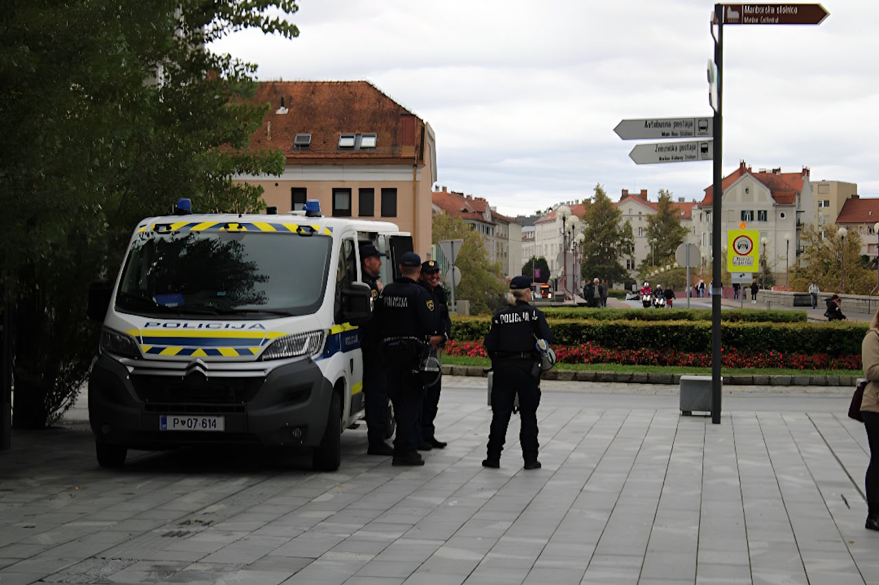 Bitka s časom in gnečo v Mariboru: Policista poskrbela, da sta otroka pomoč dobila pravočasno