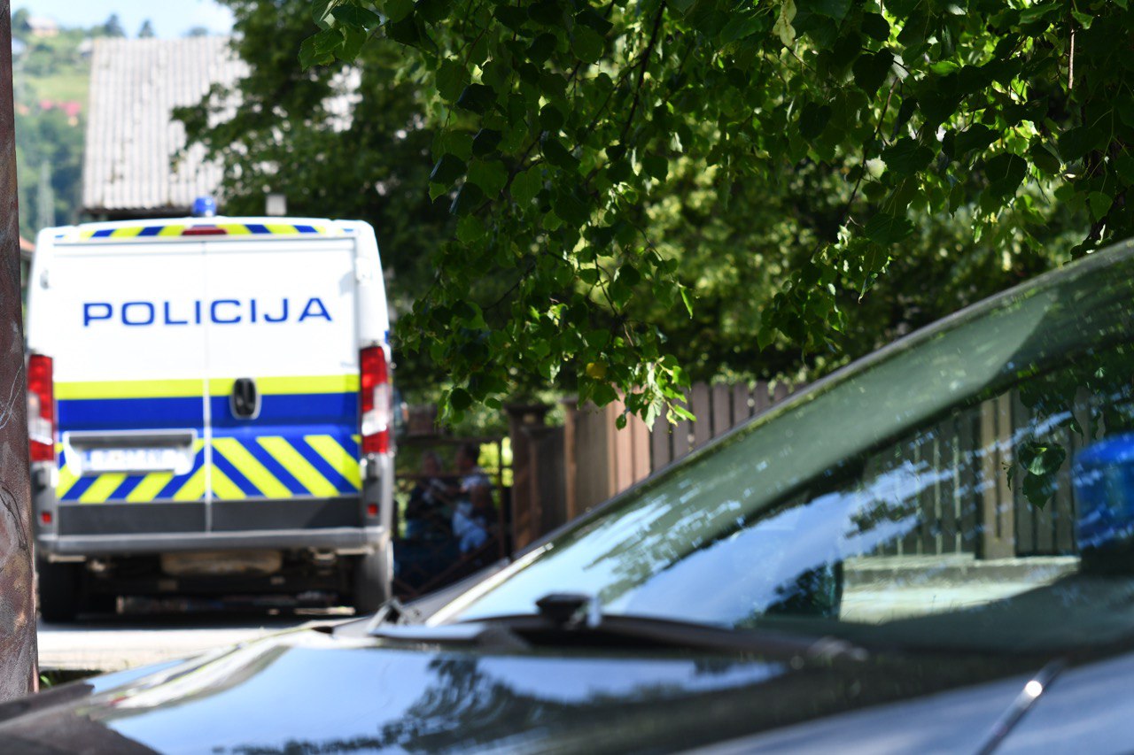 Pijan 35-letnik žalil sorodnike in razgrajal, policisti morali uporabiti prisilna sredstva
