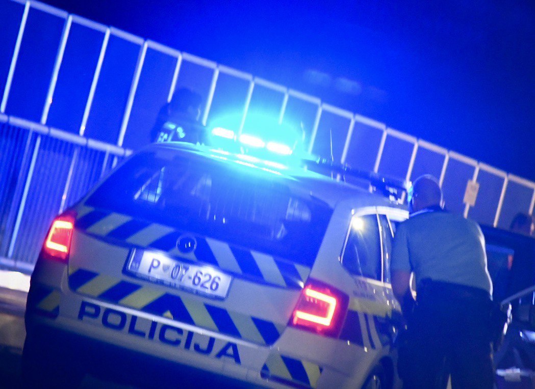 Pijan bežal pred policisti in se skril v Savo: Iz mrzle vode so ga potegnili policisti