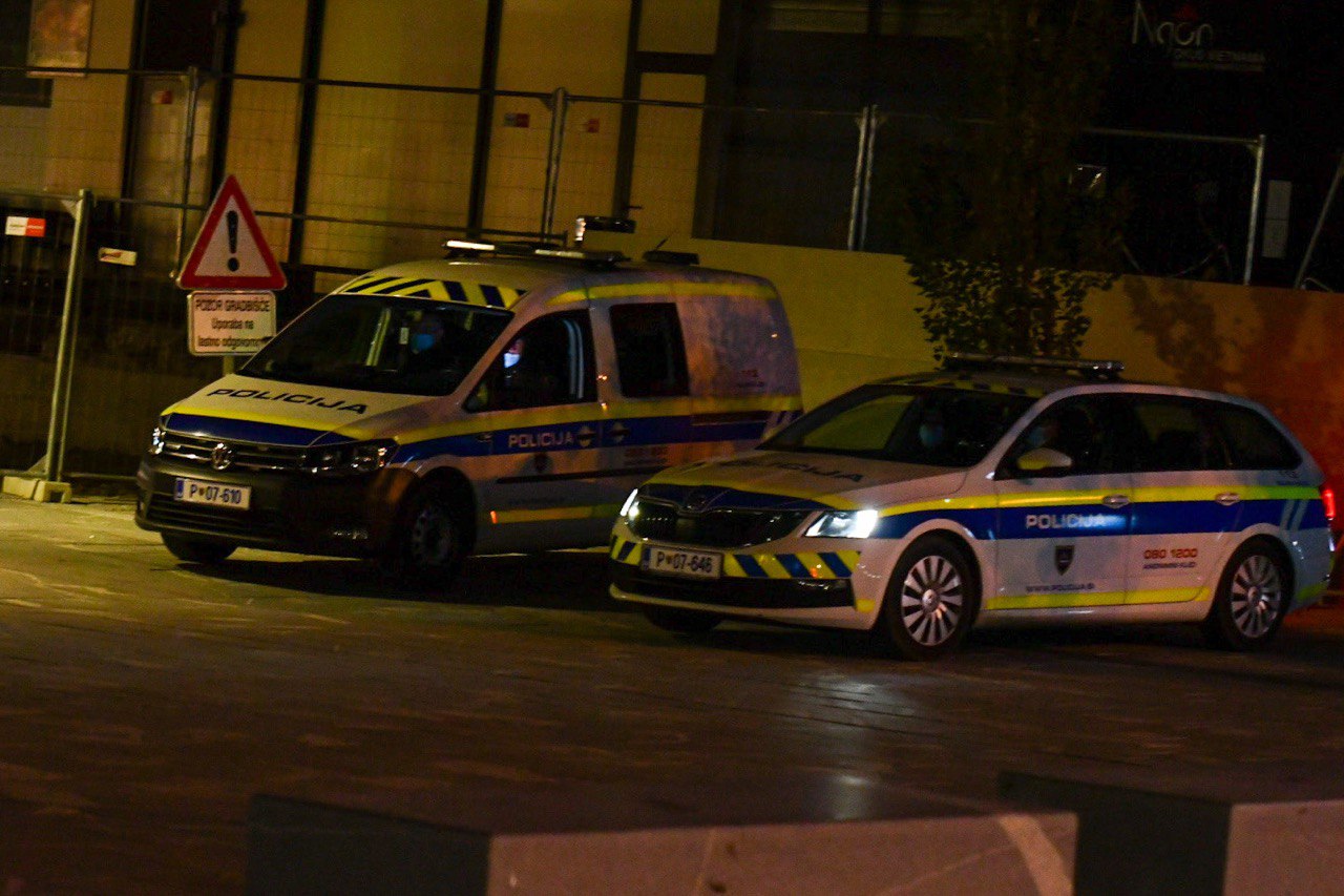 Pijana ženska terorizirala goste mariborskega lokala, odpeljati so jo morali policisti