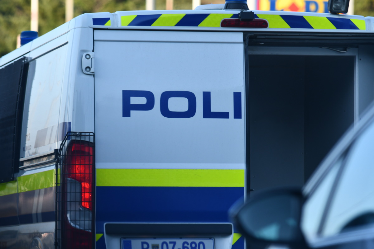 Napad v mariborski trgovini: Ropar od prodajalke zahteval denar in pobegnil