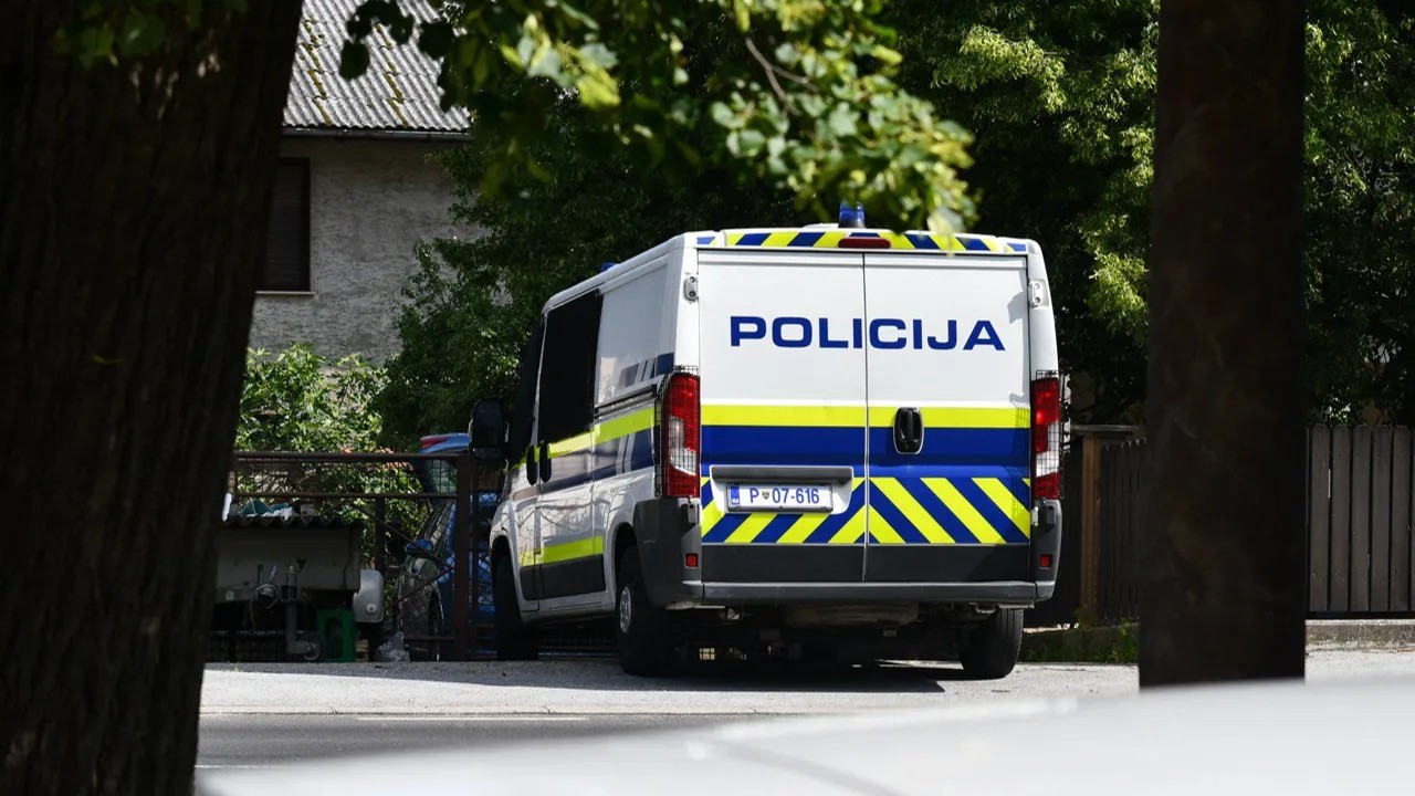 Predrzen vlom v Mariboru: Neznani vlomilec zlomil steklo in odtujil lastnino