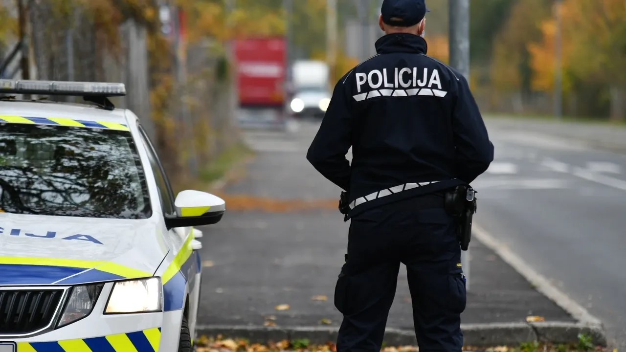 Policisti pridržali pijanega in zadrogiranega voznika mopeda