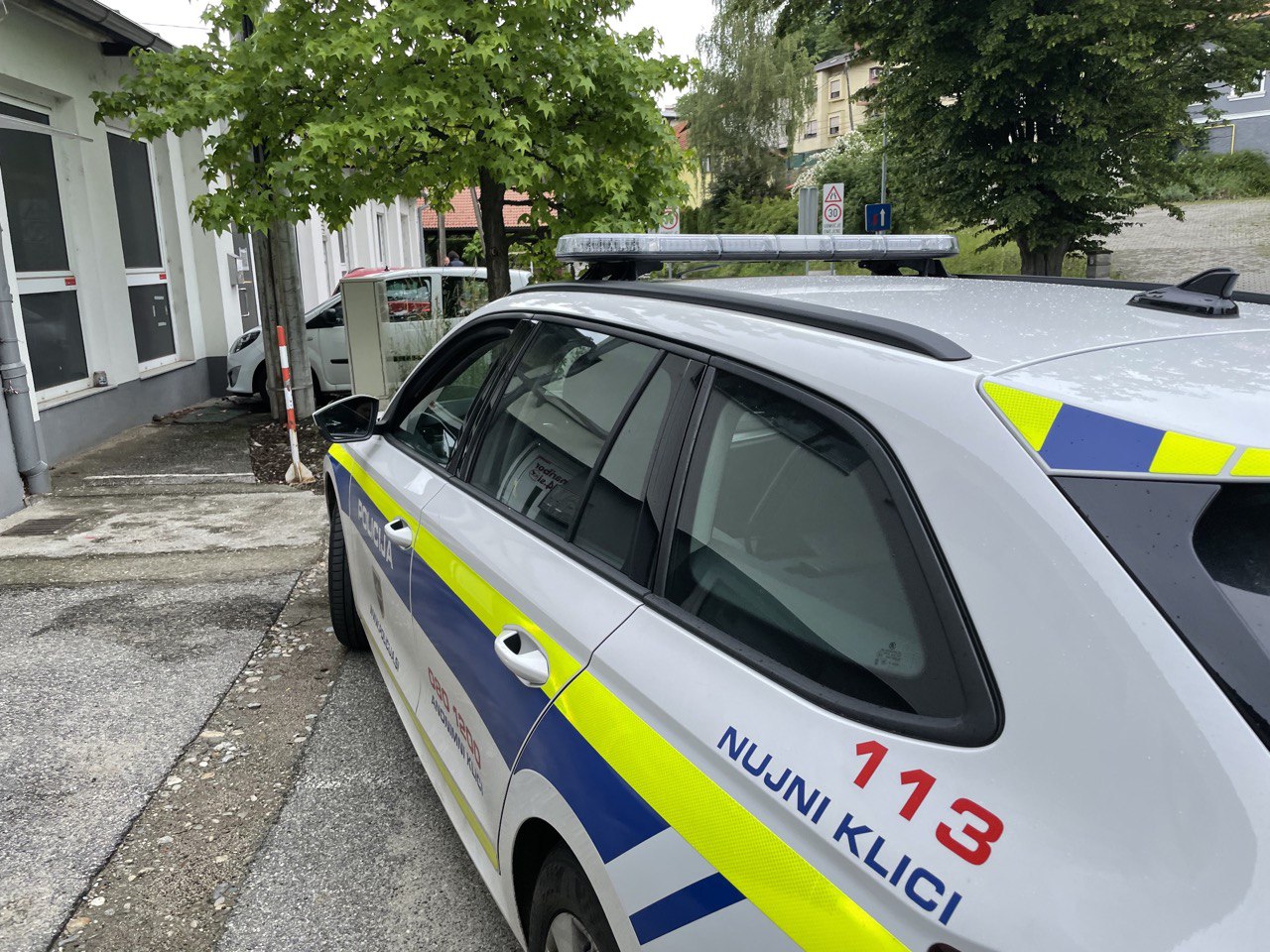 Moški med opravljanjem del ob stanovanjski hiši zgrmel z višine