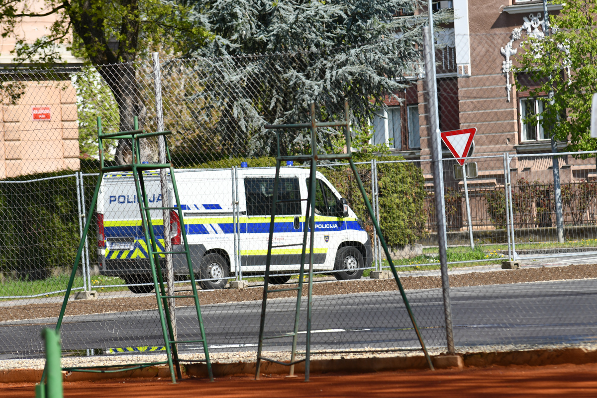 Drama v centru Maribora: Policija išče voznika temno modrega avtomobila