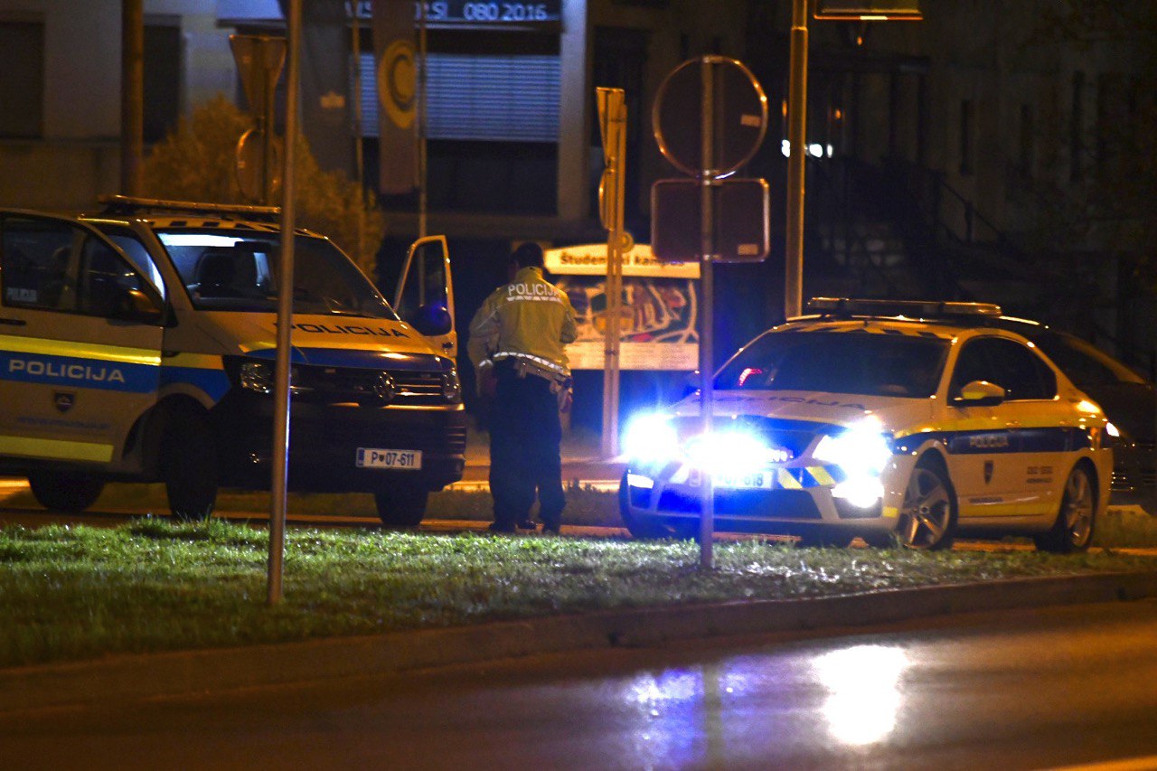 Mariborski policisti obravnavali voznico, ki je zaradi močne vinjenosti spregledala vozilo pred sabo