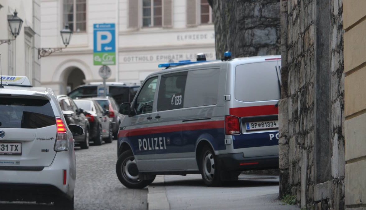 16-letnica na cesti ustavila mimoidoče in jim povedala, kaj počne njen očim: Preprečila je tragedijo