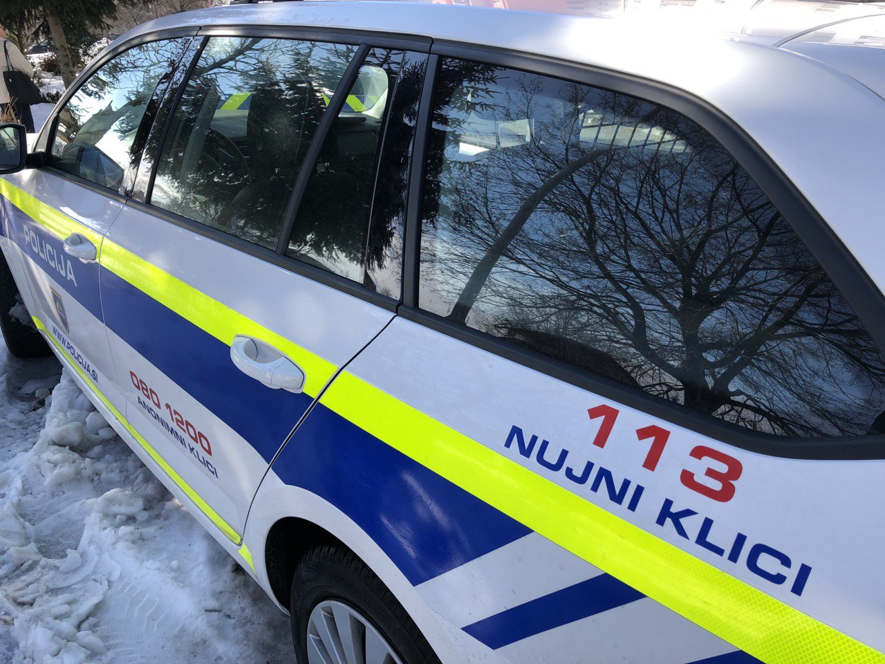 V Mariboru voznica e-skiroja padla po cestišču in se hudo telesno poškodovala