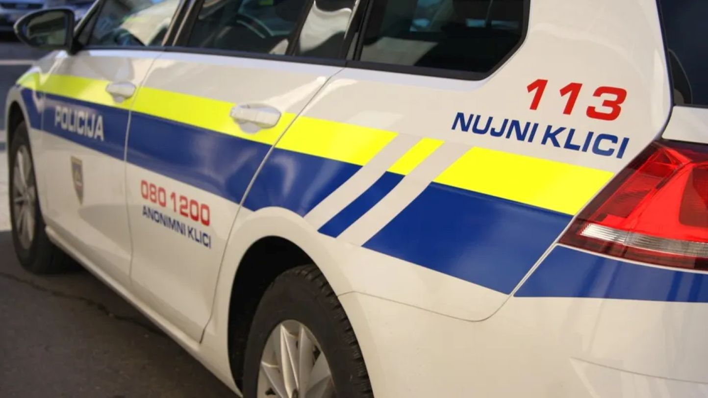 Pijanemu vozniku brez veljavnega vozniškega dovoljenja zasegli neregistrirano vozilo