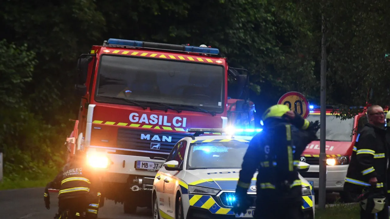 Huda prometna nesreča: Gasilci rešili tri ukleščene osebe, končali v UKC Maribor