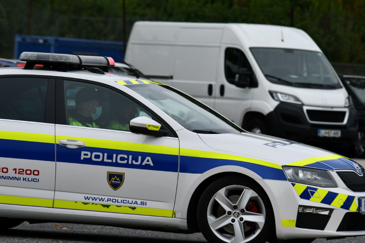 Oboroženi ropar na begu, policija opozarja prebivalce, naj se mu ne približujejo