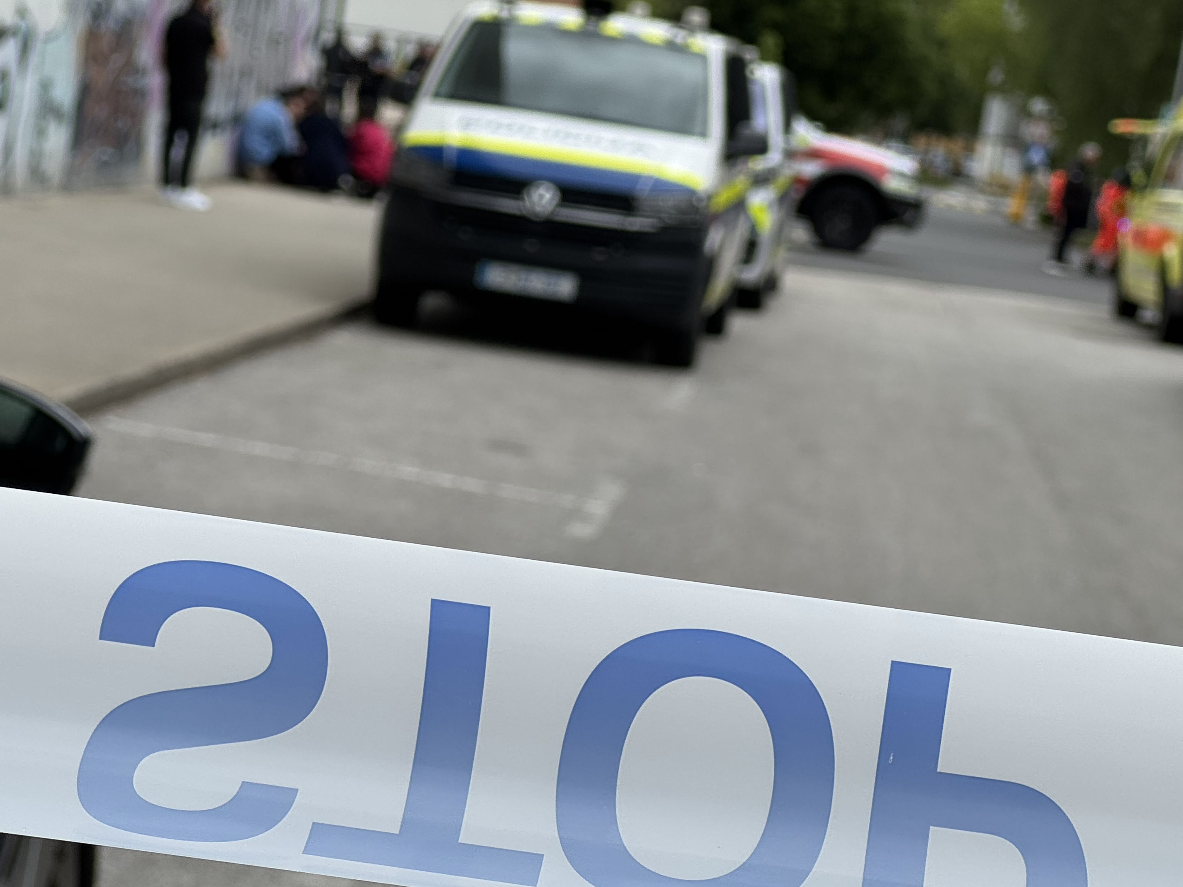 Slišal je jok in udarjanje po vozilu ter poklical policijo