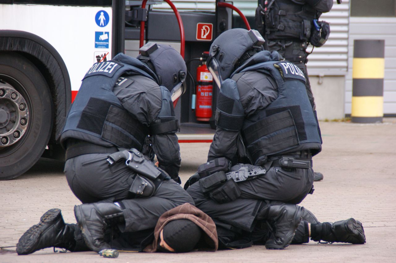 Slovenca na Dunaju vpletena v posel z drogami za 120 tisočakov, nato je eden skočil skozi okno