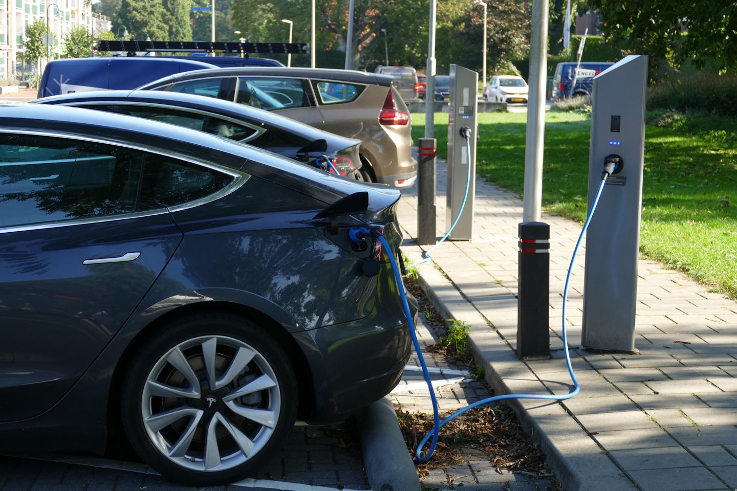 Subvencije za električna vozila se ukinjajo, Borzen pa bi financiral fosilna goriva