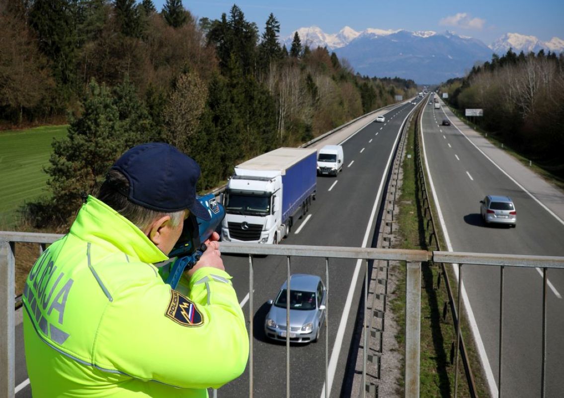 Mariborski policisti merili hitrosti na avtocesti, 52-letnik nanje hitro ne bo pozabil