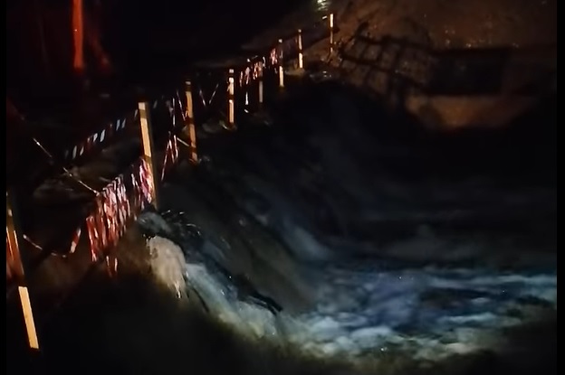 VIDEO: Meteorna voda zalila več objektov, deli Slovenije odsekani od sveta