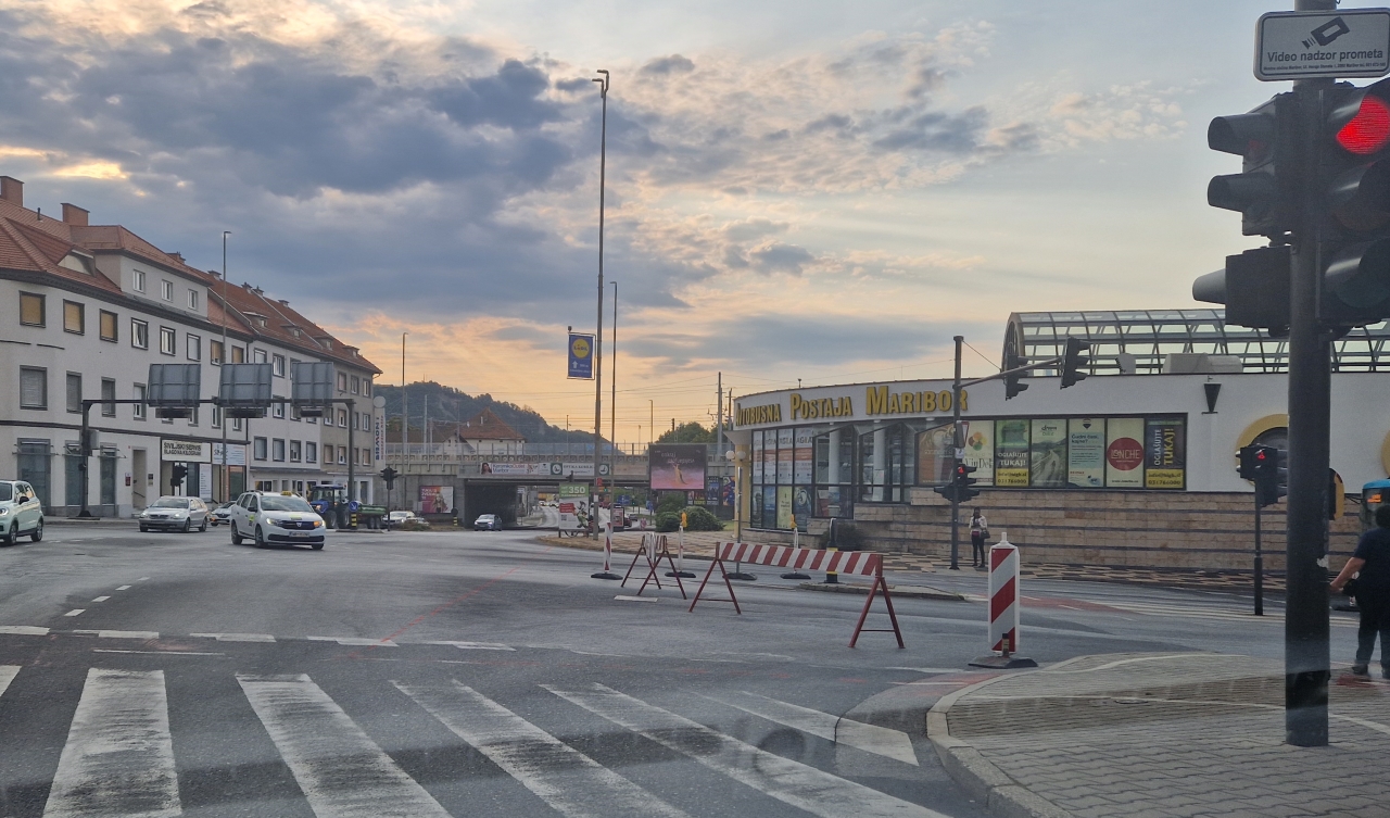Popolna zapora na eni izmed najbolj prometnih cest v Mariboru