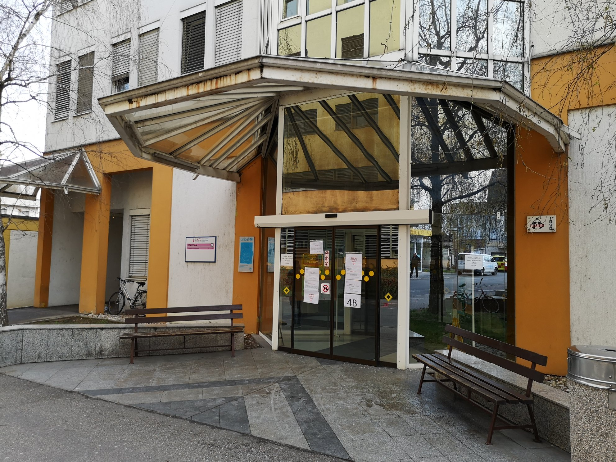 V mariborski porodnišnici zdravijo enega pacienta s covidom-19