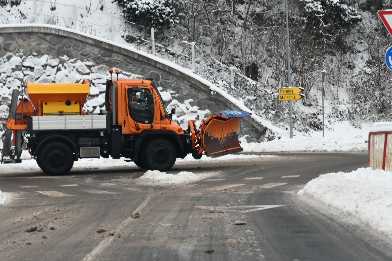 Na obrobju Maribora neznanec ukradel večjo količino soli za posip