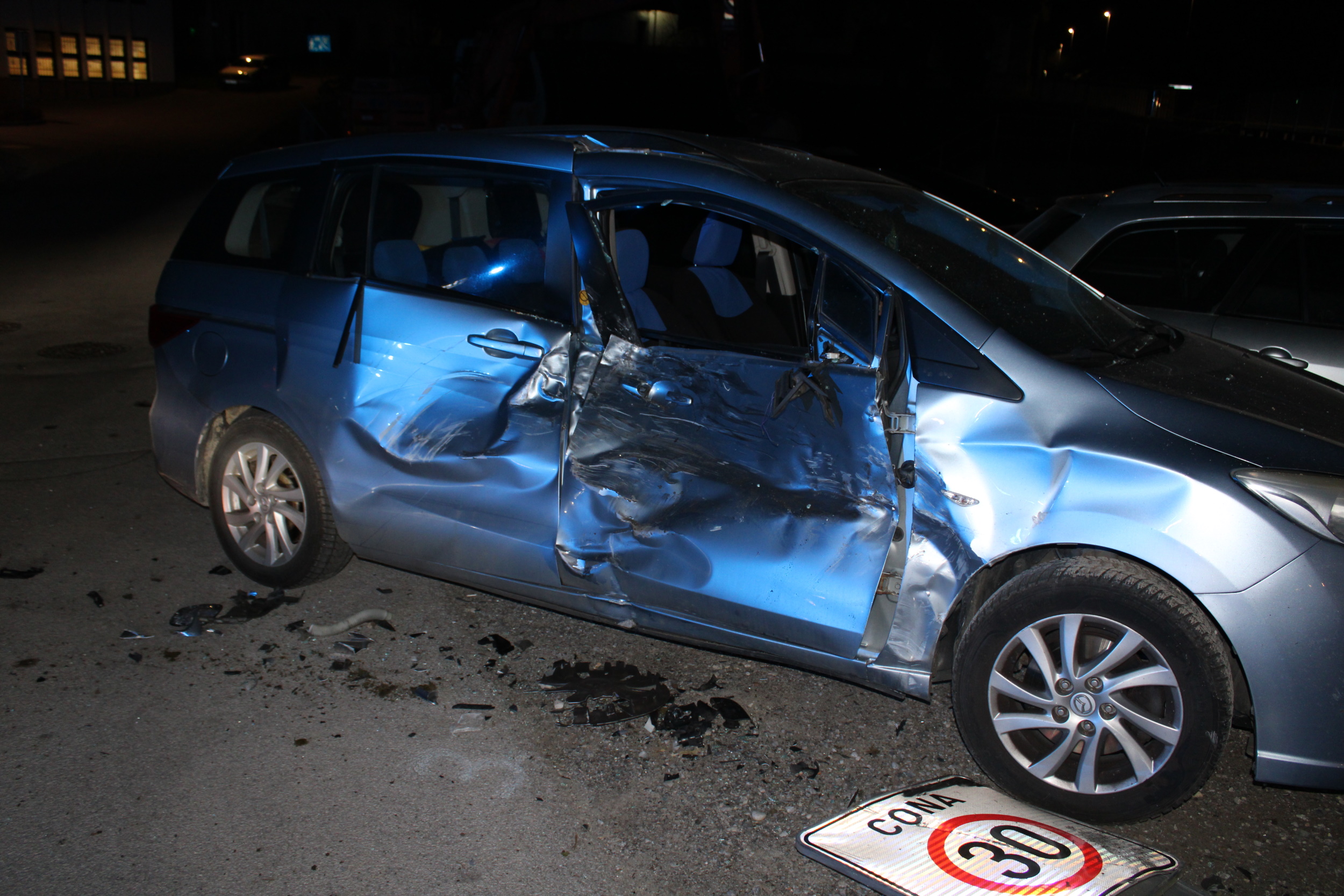 FOTO: Prehiter voznik pobegnil policistoma, nato sta naletela na takšno sceno