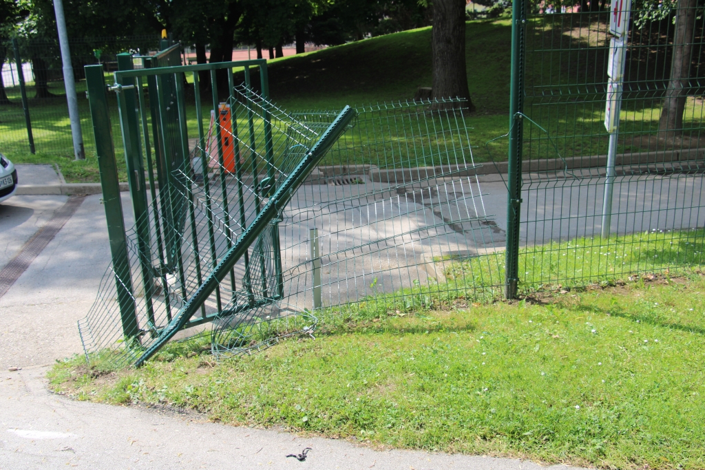 FOTO: Mlada Štajerca ukradla avtobus in z njim povzročila za več deset tisoč evrov škode