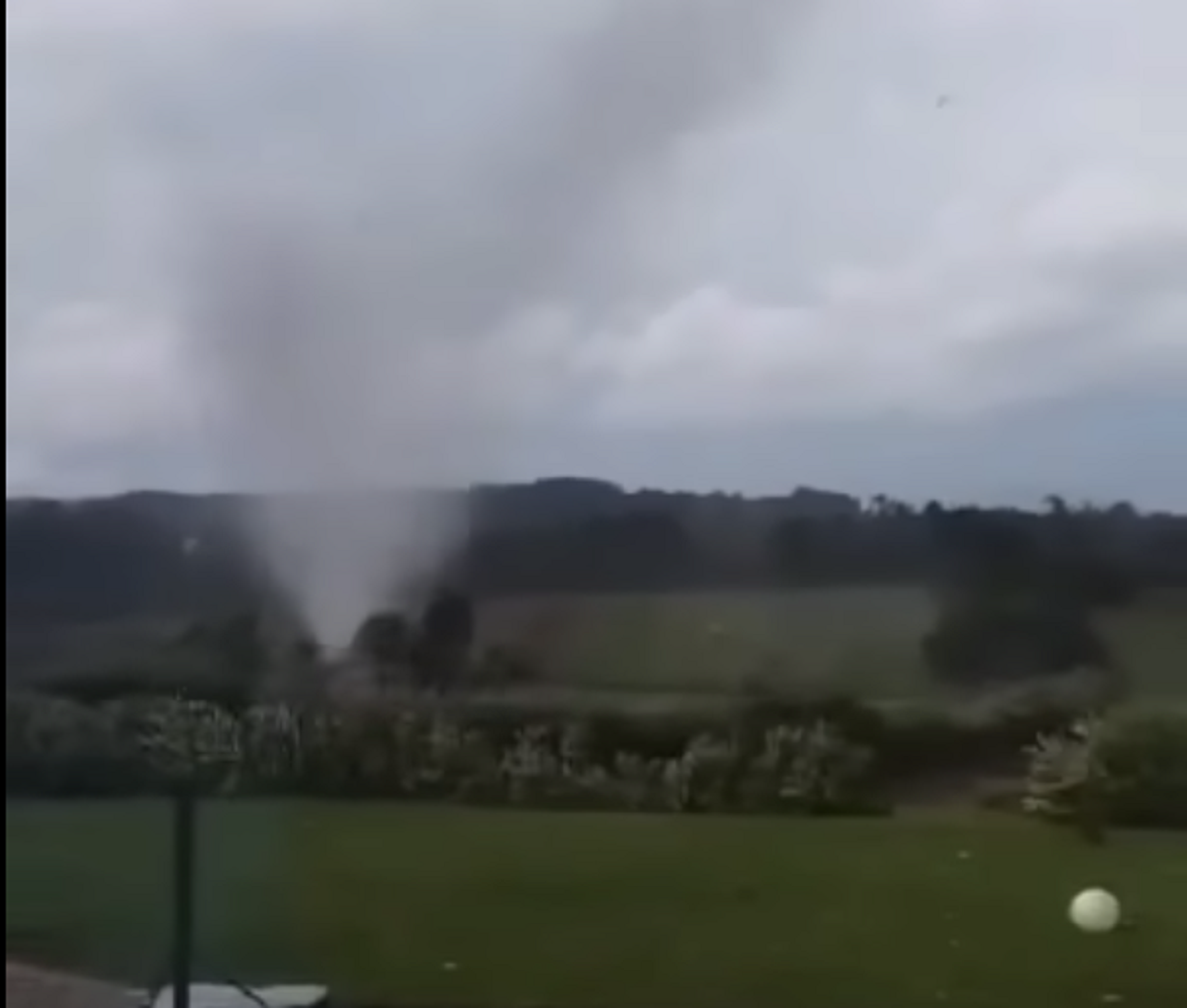 VIDEO: Od tornada oddaljena le nekaj metrov