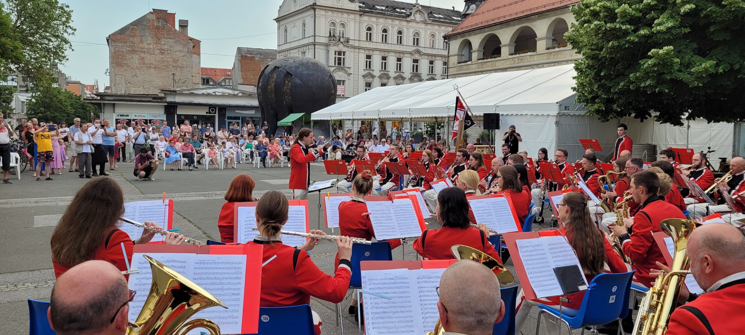 FOTO: Pihalni orkester Pošta Maribor praznoval na Trgu svobode