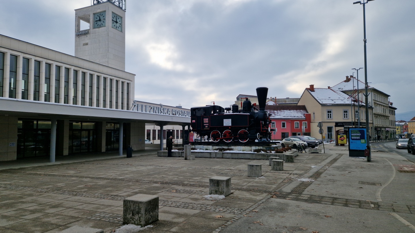 Po obnovi železniške postaje: Bo na tem območju podzemna garaža?