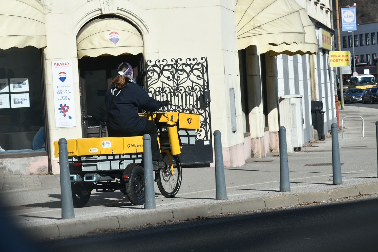 Ustavno sodišče poštarjem začasno prepovedalo metanje odločb v nabiralnik