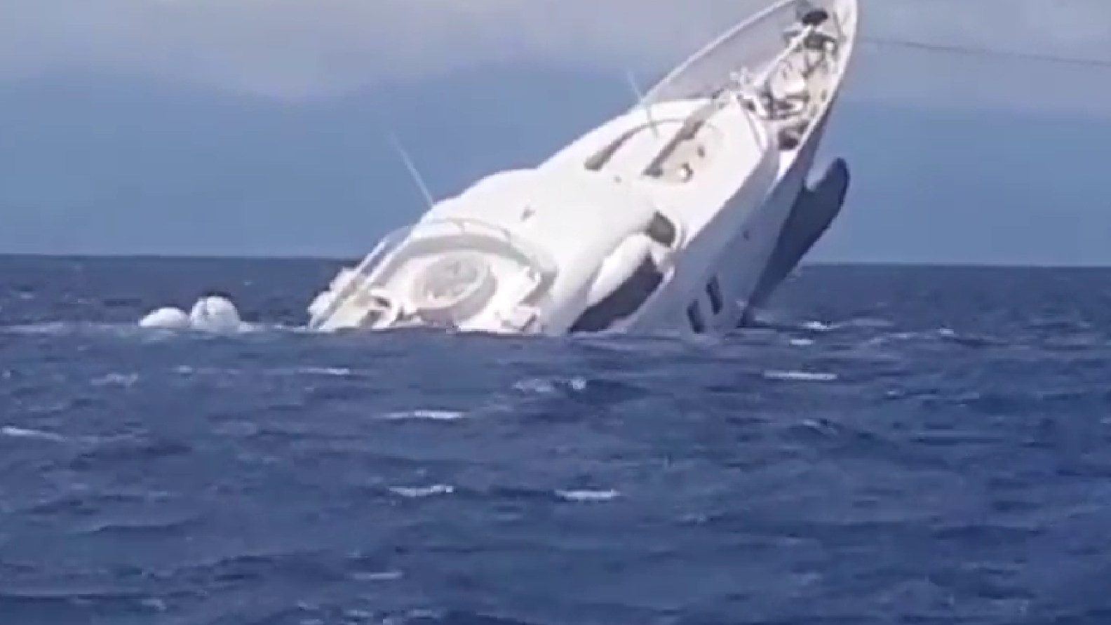 VIDEO: Ob italijanski obali potonila superjahta, reševalna služba je ni mogla rešiti