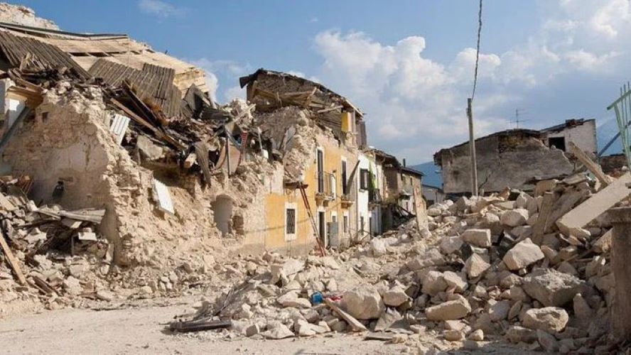 VIDEO: Prvi posnetki iz zraka razkrivajo grozljive posledice uničujočega potresa