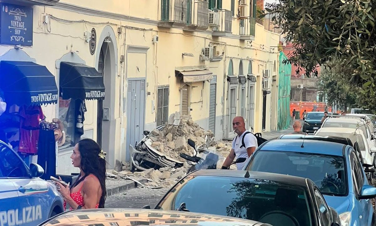 Močan potres stresel Neapelj: najmočnejši v zadnjih 40 letih, poškodovanih več ljudi