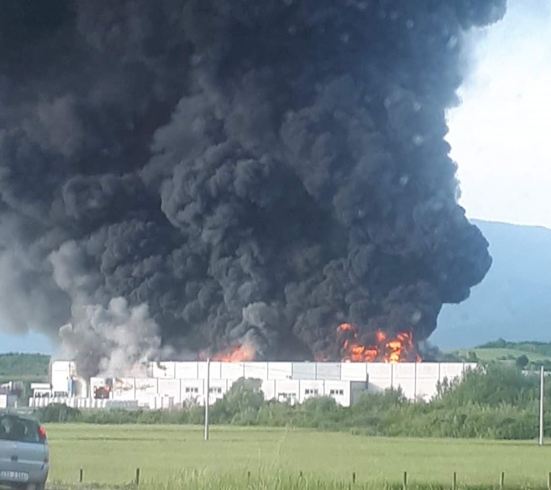 FOTO in VIDEO: Ogromen požar zajel tovarno za proizvodnjo stiropora