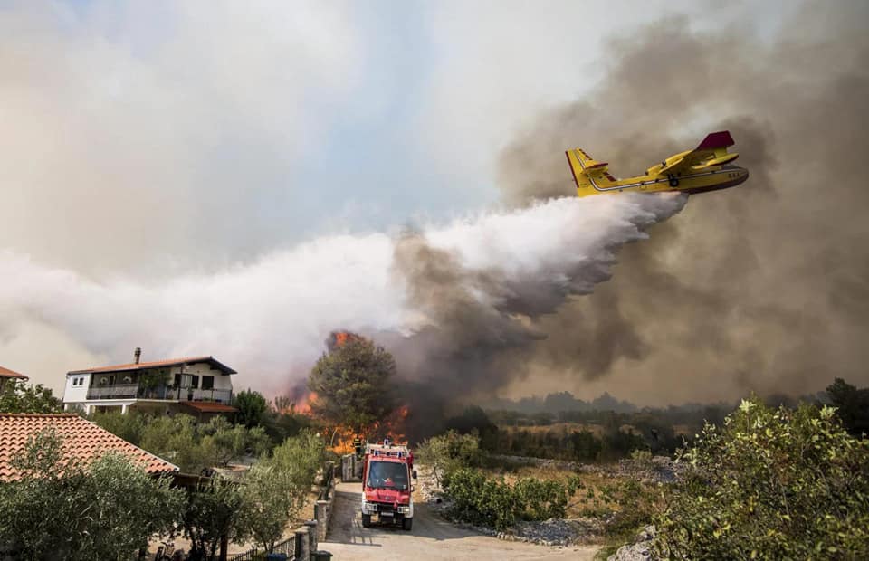 FOTO in VIDEO: Na robu svojih moči gasilci končno obvladali hud požar