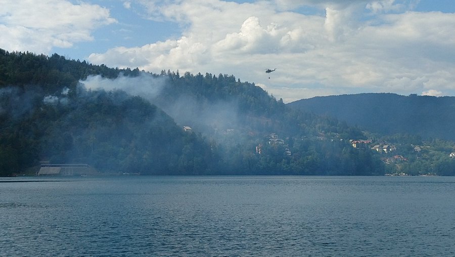 FOTO in VIDEO: Na Bledu se je razbohotil požar, gasi tudi vojaški helikopter