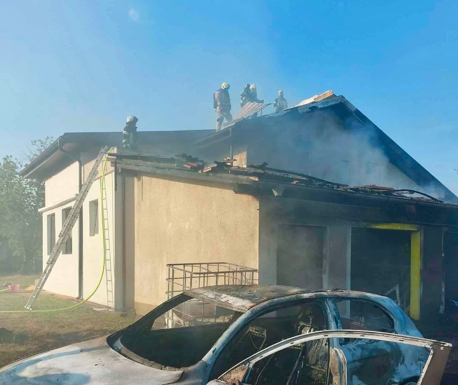 FOTO: V okolici Maribora požar z vozil prešel na hišo, v intervenciji poškodovana tudi dva gasilca