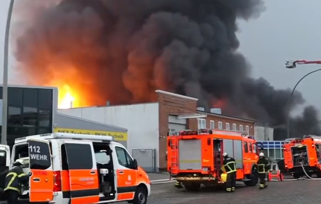 FOTO in VIDEO: Zaradi požara v dveh skladiščih velja za prebivalce zdravstveno opozorilo